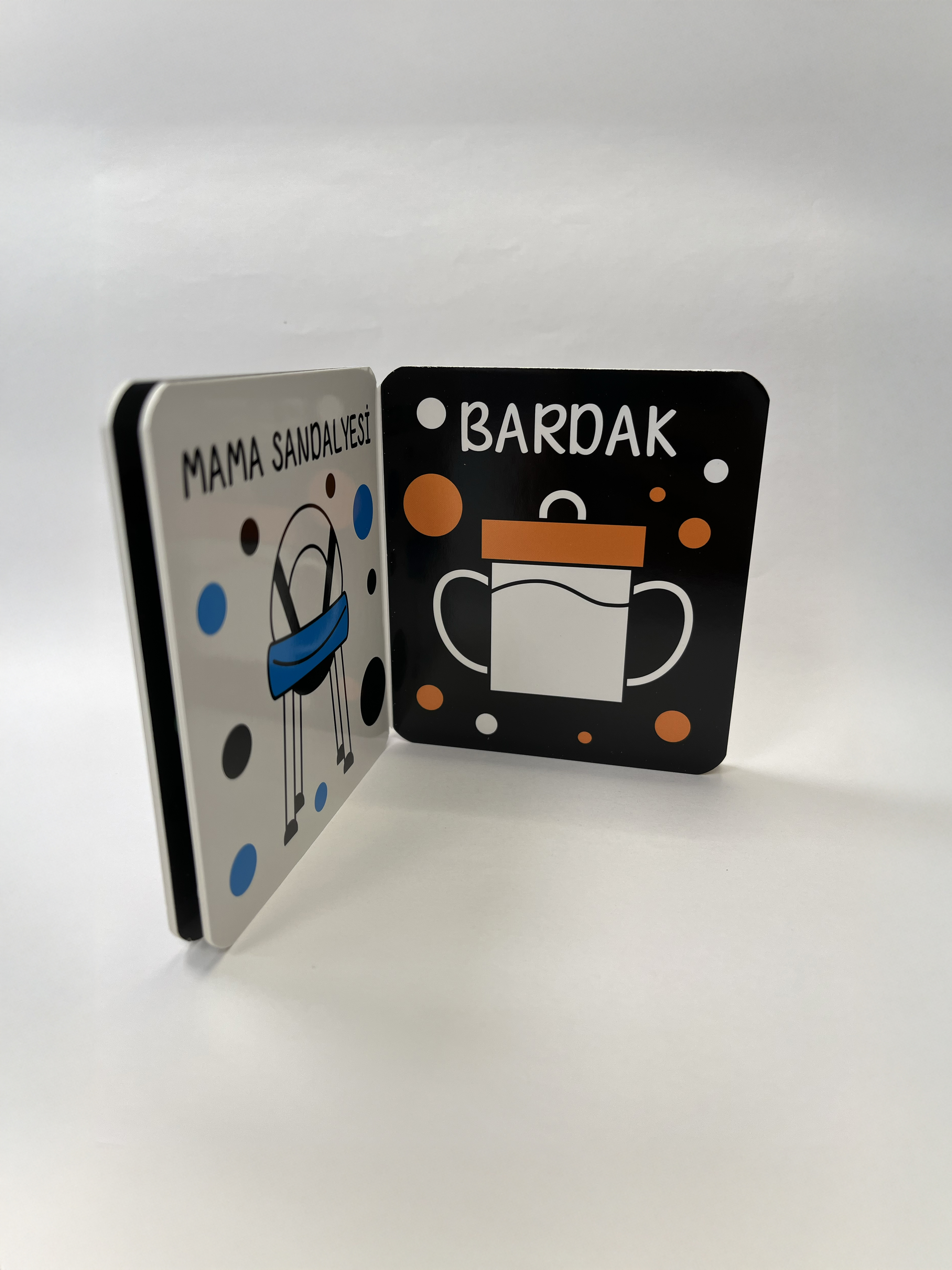 Siyah Beyaz Çıngıraklı Kitaplar Kelimeler